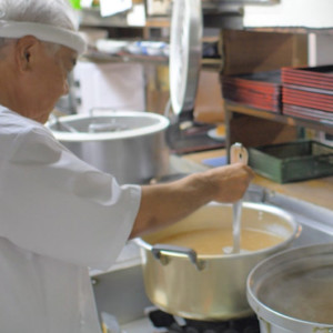 沖縄そば専門店与那原家ストーリースープの仕込み